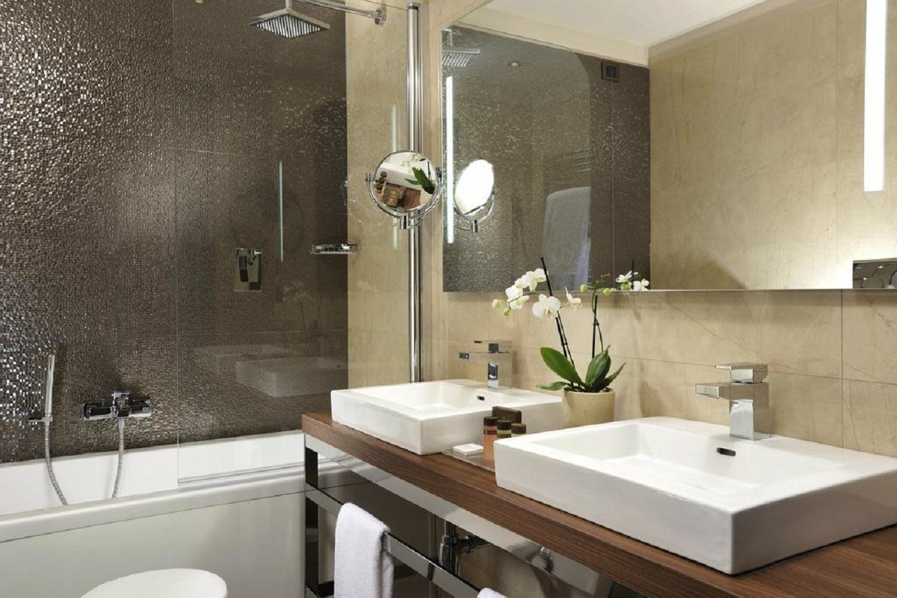 Uptown Palace Milan Room photo
